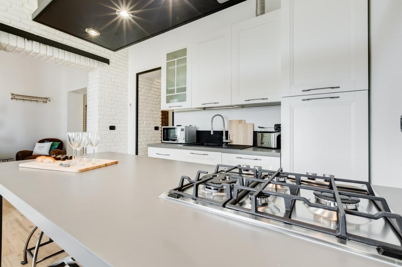 Bmga L Glam Industrial 3-Bed Apartment In Termini Рим Екстер'єр фото