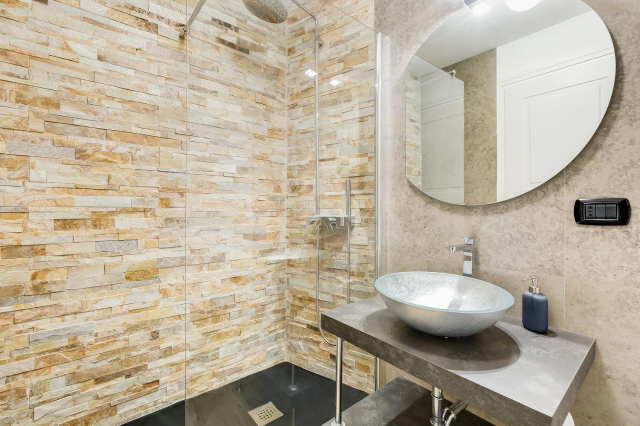 Bmga L Glam Industrial 3-Bed Apartment In Termini Рим Екстер'єр фото